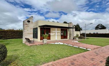 Casa de un nivel con amplias zonas verdes y luz natural