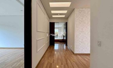Casa de un nivel con amplias zonas verdes y luz natural