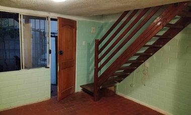 CASA EN PASAJE CERRADO