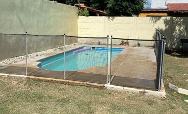 Casa de dos dormitorio con patio y pileta en Capitan Bermudez