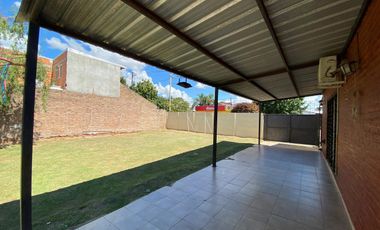 Casa de dos dormitorio con patio y pileta en Capitan Bermudez
