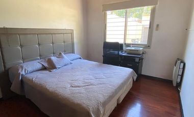 Casa de dos dormitorio con patio y pileta en Capitan Bermudez