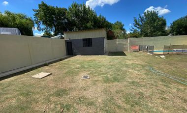 Casa de dos dormitorio con patio y pileta en Capitan Bermudez