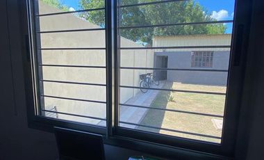 Casa de dos dormitorio con patio y pileta en Capitan Bermudez
