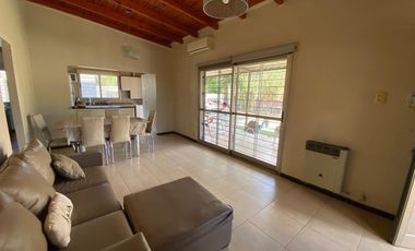 Casa de dos dormitorio con patio y pileta en Capitan Bermudez