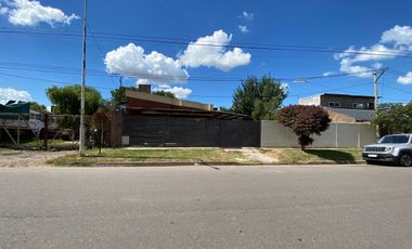 Casa de dos dormitorio con patio y pileta en Capitan Bermudez