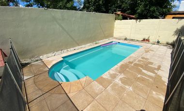 Casa de dos dormitorio con patio y pileta en Capitan Bermudez