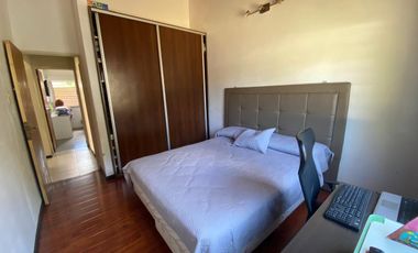 Casa de dos dormitorio con patio y pileta en Capitan Bermudez