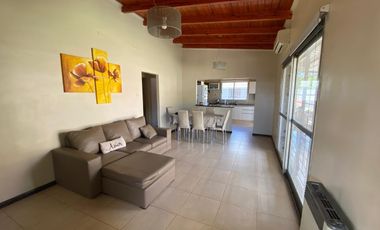 Casa de dos dormitorio con patio y pileta en Capitan Bermudez