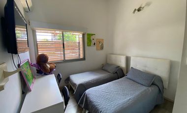 Casa de dos dormitorio con patio y pileta en Capitan Bermudez