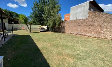 Casa de dos dormitorio con patio y pileta en Capitan Bermudez