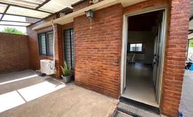 Casa de dos dormitorio con patio y pileta en Capitan Bermudez