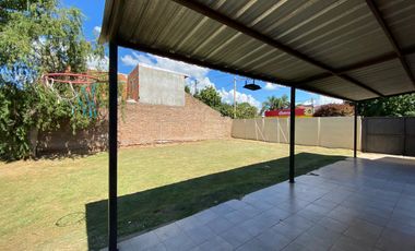 Casa de dos dormitorio con patio y pileta en Capitan Bermudez