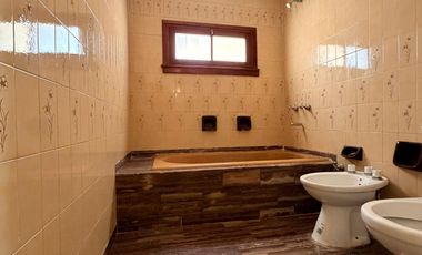 CASA CON ASCENSOR/PILETA/QUINCHO/SAUNA