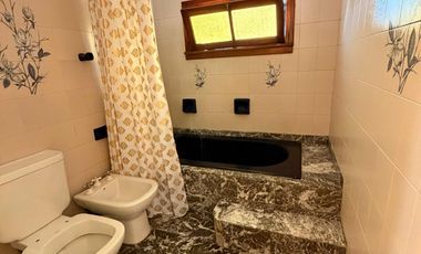 CASA CON ASCENSOR/PILETA/QUINCHO/SAUNA