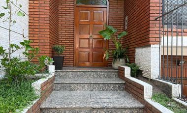 CASA CON ASCENSOR/PILETA/QUINCHO/SAUNA
