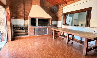 CASA CON ASCENSOR/PILETA/QUINCHO/SAUNA