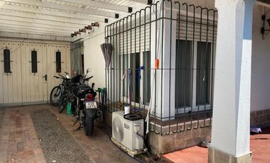 VENTA CASA DE 4 AMBIENTES EN FLORIDA OESTE