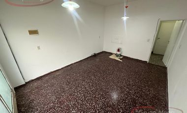 Local al frente con habitacion