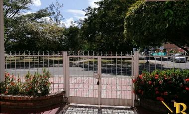 ARRIENDO CASA PARA EMPRESA BARRIO LOS HELECHOS
