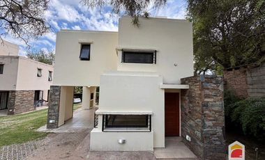 Villa Allende, Housing , Dúplex en alquiler c/ cochera. tres dorm tres baños