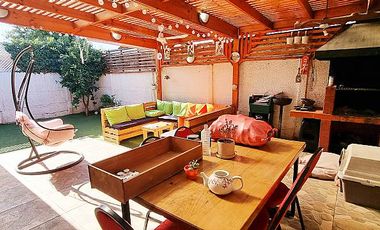 EXCELENTE CASA 5D/4B CON 3+ ESTACIONAMIENTOS.