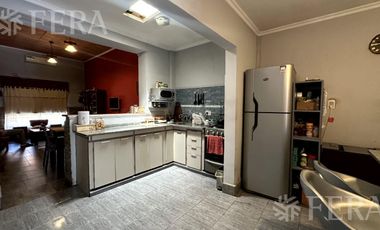 Venta casa 3 ambientes con cochera en Wilde
