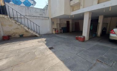 Se vende casa esquinera ubicada en avenida comercial cerca Politécnica Salesiana en el sur Guayaquil