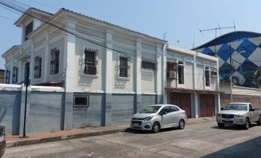 Se vende casa esquinera ubicada en avenida comercial cerca Politécnica Salesiana en el sur Guayaquil