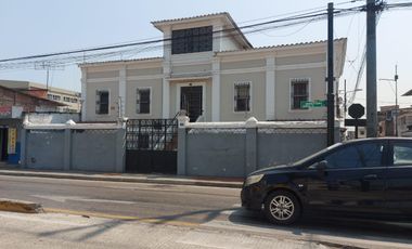 Se vende casa esquinera ubicada en avenida comercial cerca Politécnica Salesiana en el sur Guayaquil