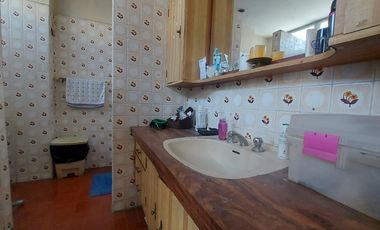 Se vende casa esquinera ubicada en avenida comercial cerca Politécnica Salesiana en el sur Guayaquil
