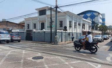 Se vende casa esquinera ubicada en avenida comercial cerca Politécnica Salesiana en el sur Guayaquil