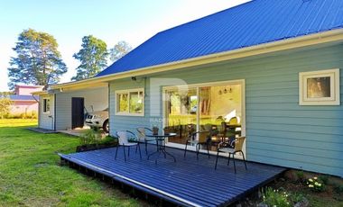 CASA EN CONDOMINIO, CON BOSQUE Y RIO, EN FRUTILLAR ALTO