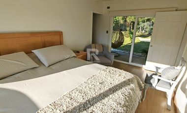 CASA EN CONDOMINIO, CON BOSQUE Y RIO, EN FRUTILLAR ALTO