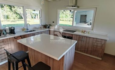 CASA EN CONDOMINIO, CON BOSQUE Y RIO, EN FRUTILLAR ALTO