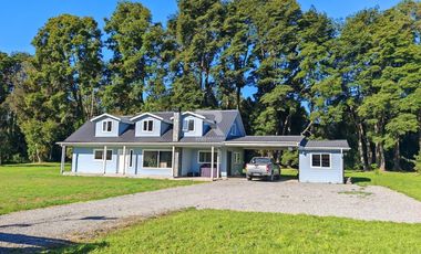 CASA EN CONDOMINIO, CON BOSQUE Y RIO, EN FRUTILLAR ALTO