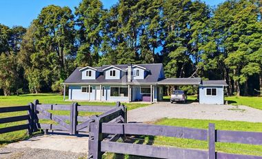 CASA EN CONDOMINIO, CON BOSQUE Y RIO, EN FRUTILLAR ALTO