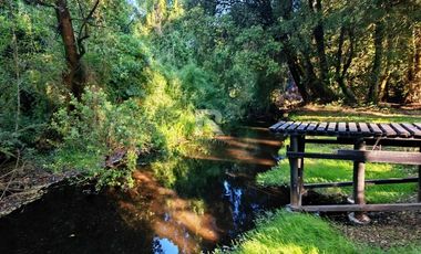 CASA EN CONDOMINIO, CON BOSQUE Y RIO, EN FRUTILLAR ALTO