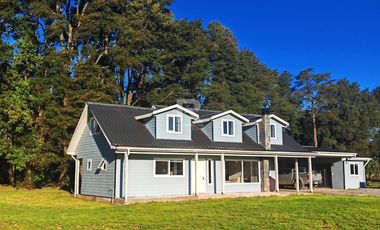 CASA EN CONDOMINIO, CON BOSQUE Y RIO, EN FRUTILLAR ALTO