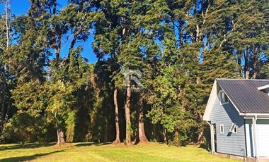 CASA EN CONDOMINIO, CON BOSQUE Y RIO, EN FRUTILLAR ALTO