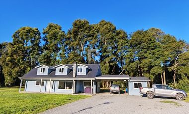 CASA EN CONDOMINIO, CON BOSQUE Y RIO, EN FRUTILLAR ALTO