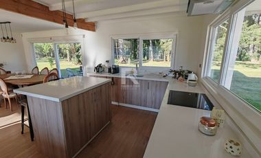 CASA EN CONDOMINIO, CON BOSQUE Y RIO, EN FRUTILLAR ALTO