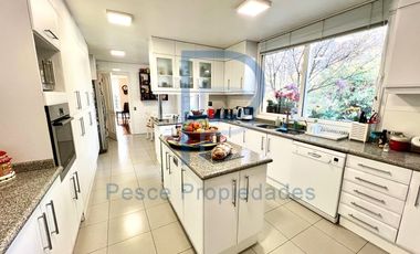 HERMOSA  CASA ESTILO GEORGIAN CON JARDÍN