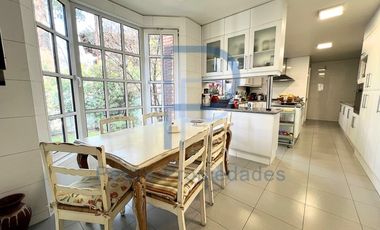 HERMOSA  CASA ESTILO GEORGIAN CON JARDÍN