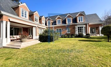 HERMOSA  CASA ESTILO GEORGIAN CON JARDÍN