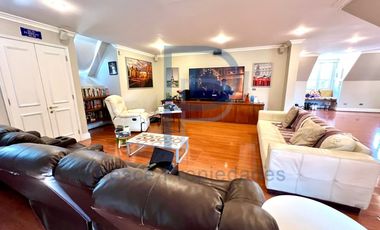 HERMOSA  CASA ESTILO GEORGIAN CON JARDÍN