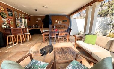 HERMOSA  CASA ESTILO GEORGIAN CON JARDÍN