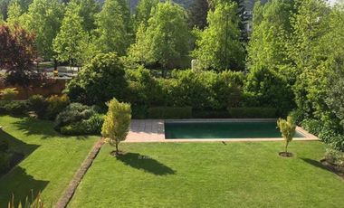 HERMOSA  CASA ESTILO GEORGIAN CON JARDÍN