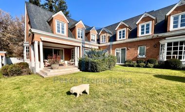 HERMOSA  CASA ESTILO GEORGIAN CON JARDÍN