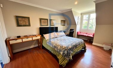 HERMOSA  CASA ESTILO GEORGIAN CON JARDÍN